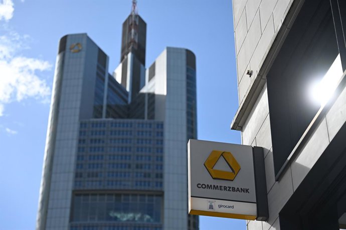 Archivo - FILED - 16 March 2026, Hesse, Frankfurt_Main: A logo hangs on the facade of a Commerzbank branch. Photo: Michael Brandt/dpa