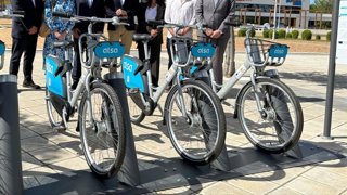 Archivo - Imagen de archivo de un puesto de préstamo municipal de bicicletas
