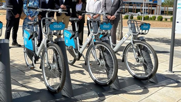 Archivo - Imagen de archivo de un puesto de préstamo municipal de bicicletas