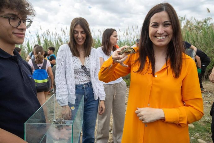 La consejera municipal de Movilidad y Medioambiente del Ayuntamiento de Zaragoza, Tatiana Gaudes, libera una decena de galápagos europeos en el río Gállego para contribuir a su conservación