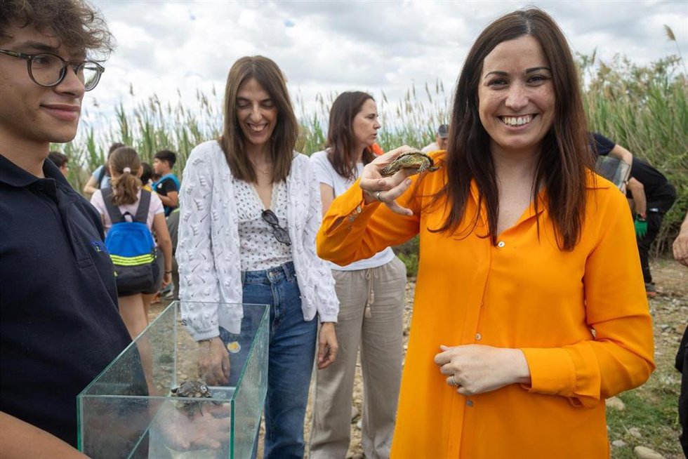 La consejera municipal de Movilidad y Medioambiente del Ayuntamiento de Zaragoza, Tatiana Gaudes, libera una decena de galápagos europeos en el río Gállego para contribuir a su conservación