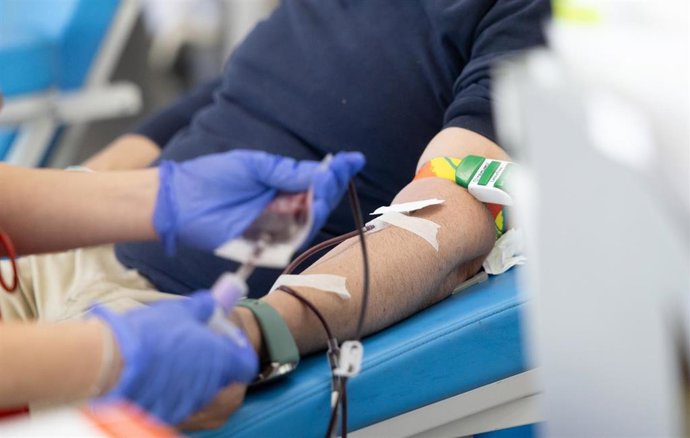 Archivo - Archivo.- Una persona dona sangre