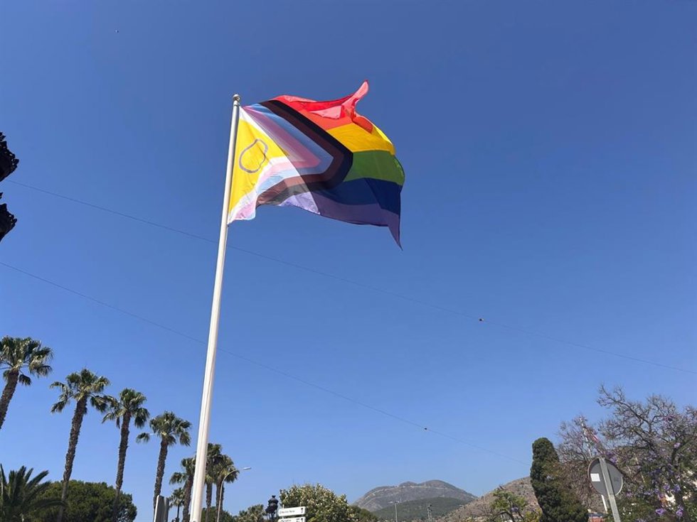 Los actos centrales del Pride 2026 de Torremolinos dan comienzo con el despliegue de la bandera arcoíris