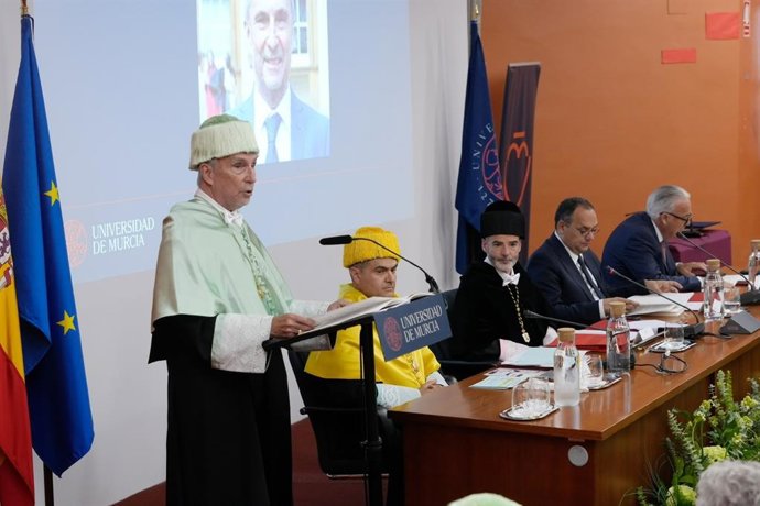 El catedrático emérito de la Universidad de Manchester Mel Ainscow interviene en el acto de solemne investidura como doctor honoris causa de la UMU