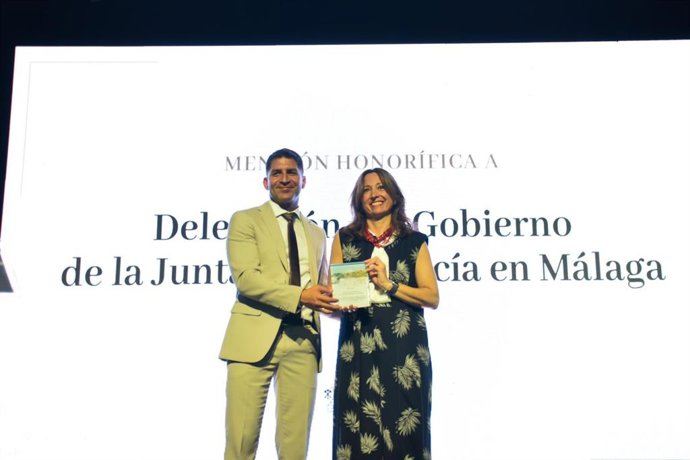 La Delegación de la Junta recibe un reconocimiento del Ayuntamiento de Casares (Málaga) por su gestión de las borrascas