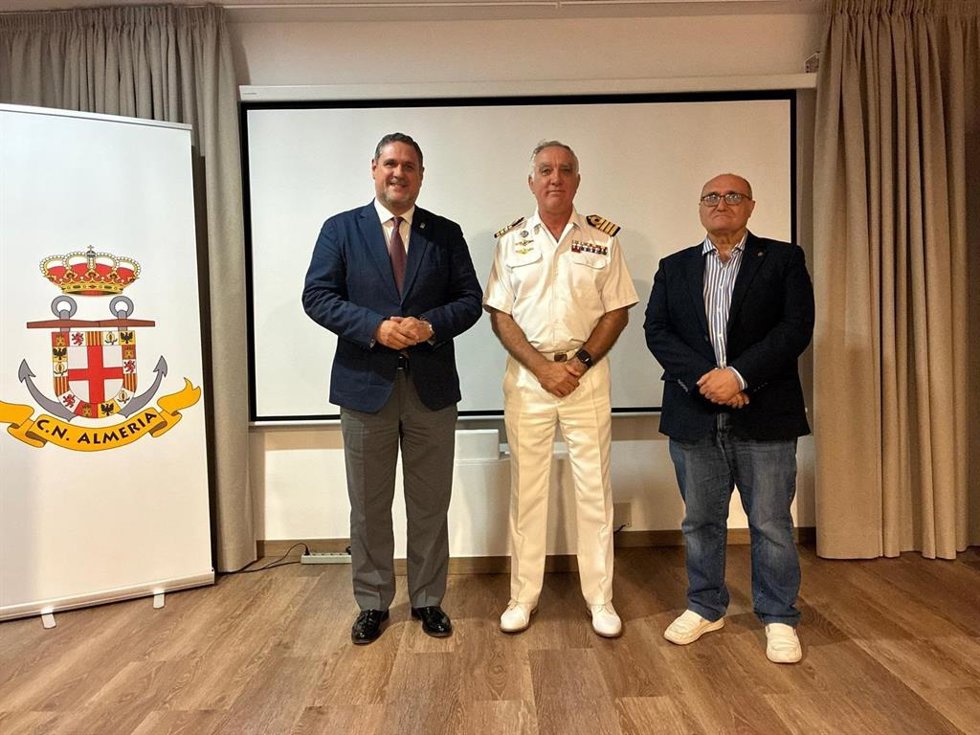 El delegado de Desarrollo Educativo y FP, Francisco Alonso, junto al comandante naval de la Comandancia Naval de Almería, Ángel Gamboa, y Valeriano Sánchez Ramón, profesor de Geografía e Historia e investigador de la figura de Ferrer Maldonado.