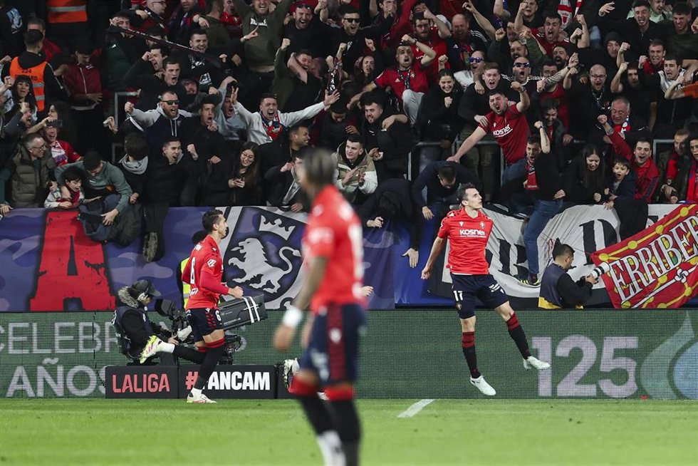Archivo - Ante Budimir celebra un gol con el CA Osasuna frente al Real Madrid en el estadio de El Sadar durante esta temporada 2025-26.