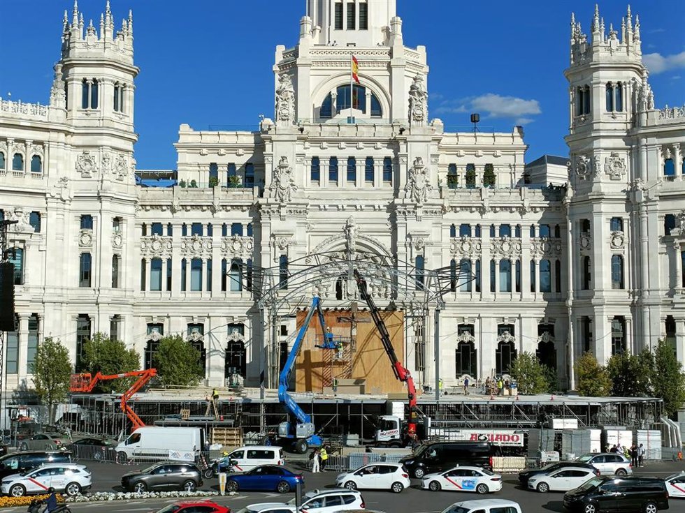 La Plaza de Cibeles se prepara para acoger la Misa del Corpus presidida por el Papa León XIV.