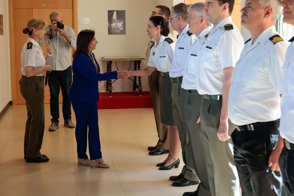 La ministra de Defensa, Margarita Robles, durante la visita al Centro Militar de Farmacia de la Defensa. Colmenar Viejo (Madrid).