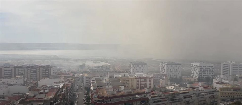Vista de la ciudad de Huelva durante el incendio de Marismas del Burro.