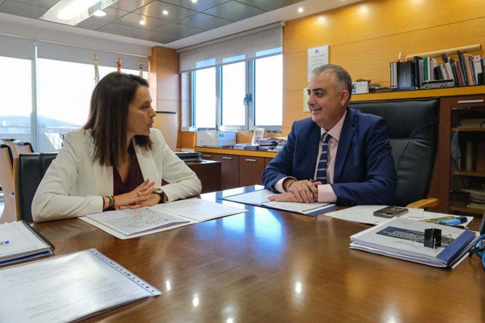 Archivo - El consejero de Fomento, Vivienda, Ordenación del Territorio y Medio Ambiente, Roberto Media, se reúne con la alcaldesa de Santa Cruz de Bezana.