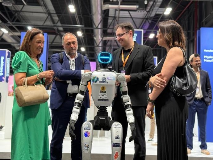Las consejeras de Educación, Ciencia y Universidades y de Economía, Competitividad y Empleo han visitado varios stands del AWS Summit en Madrid