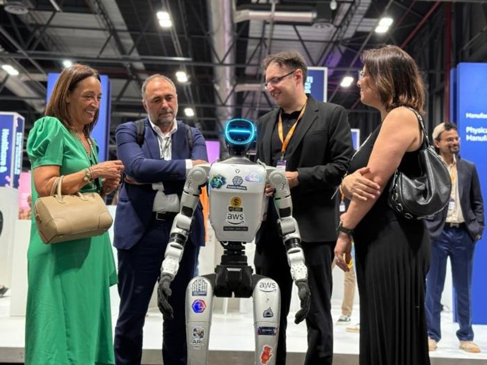 Las consejeras de Educación, Ciencia y Universidades y de Economía, Competitividad y Empleo han visitado varios stands del AWS Summit en Madrid