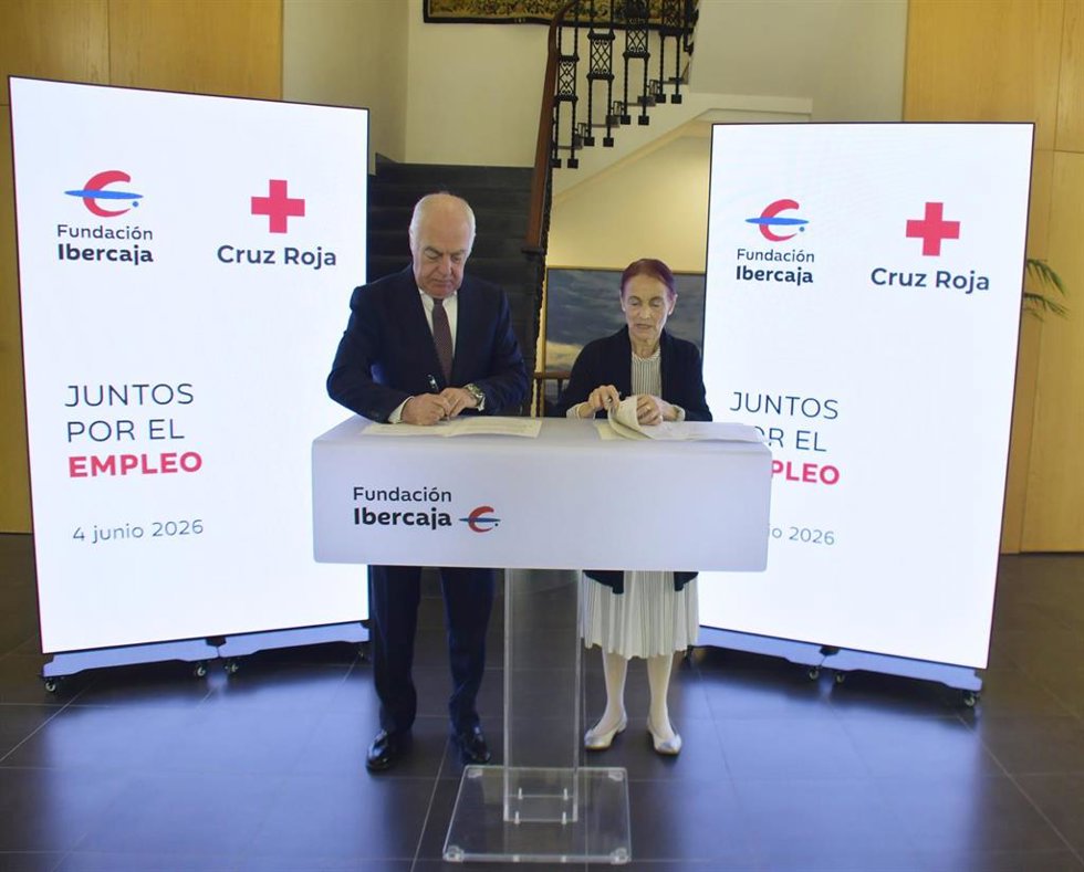 El director general de Fundación Ibercaja, José Luis Rodrigo, y la presidenta del Comité Autonómico de Cruz Roja en Aragón, Pilar Cintora.