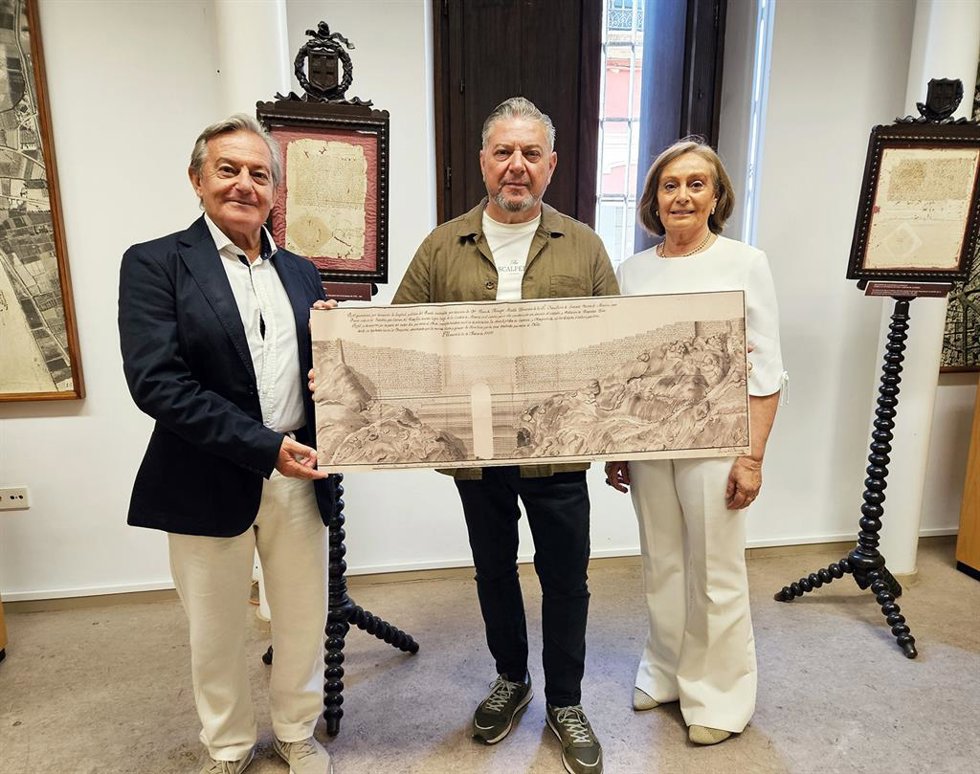 Entrega de una reproducción del plano del Puente del Torrejón al Archivo Municipal Adela Alcocer de Almería.