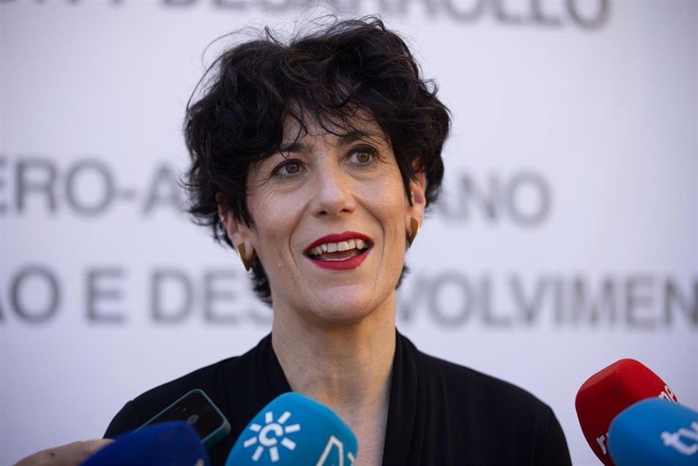 La ministra de Inclusión, Seguridad Social y Migraciones, Elma Saiz, atiende a los medios antes de presidir el V Foro Iberoamericano de Migración y Desarrollo en La Rábida (Huelva).
