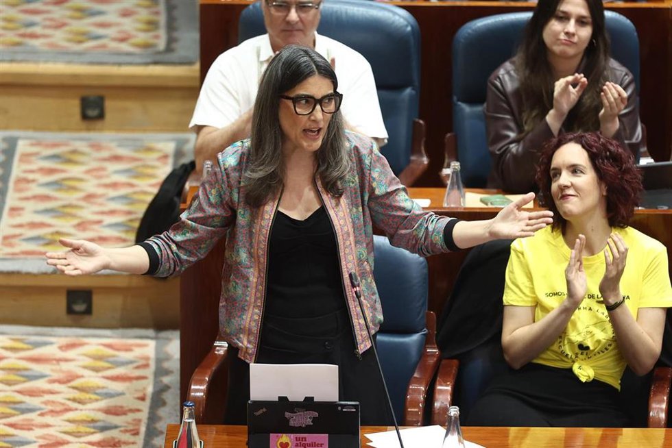 (I-D) La portavoz de Más Madrid en la Asamblea, Manuela Bergerot, y la coportavoz de Verdes Equo Madrid, María Pastor, durante una sesión plenaria en la Asamblea de Madrid
