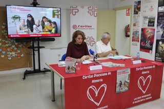 La directora de Cáritas Diocesana de Almería, María Carmen Torres, y el delegado episcopal, Juan Antonio Plaza, durante la presentación de la Memoria de Actuaciones 2025.