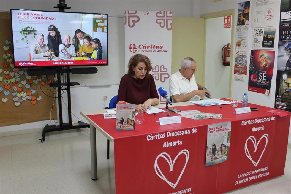 La directora de Cáritas Diocesana de Almería, María Carmen Torres, y el delegado episcopal, Juan Antonio Plaza, durante la presentación de la Memoria de Actuaciones 2025.