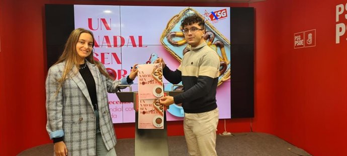 La futura secretaria xeral de las Xuventudes Socialistas de Galicia, Ana Alvite, junto con el líder saliente, Xurxo Doval