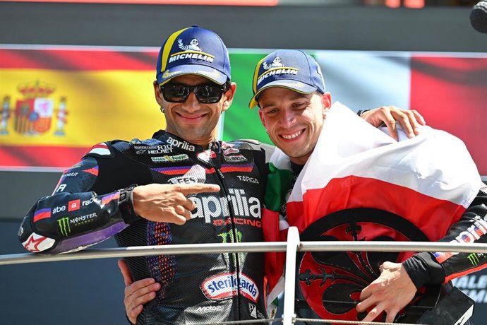 Marco Bezzecchi (Aprilia) y Jorge Martín (Aprilia), en el podio del Gran Premio de Italia de MotoGP disputado en el circuito de Mugello, el 31 de mayo de 2026