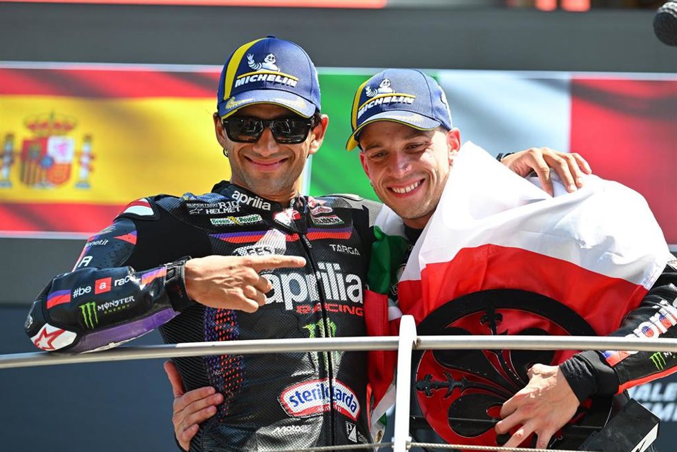 Marco Bezzecchi (Aprilia) y Jorge Martín (Aprilia), en el podio del Gran Premio de Italia de MotoGP disputado en el circuito de Mugello, el 31 de mayo de 2026