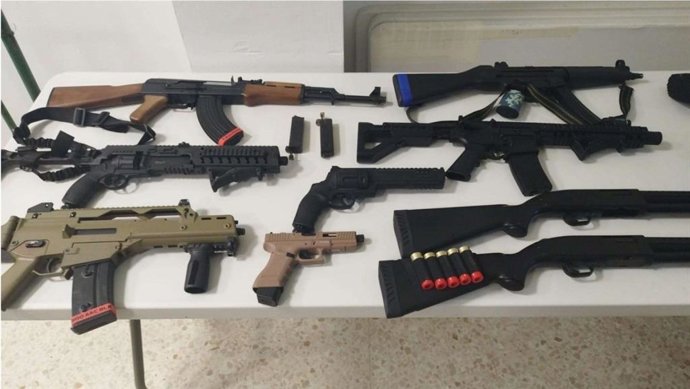 Parte de las armas incautadas