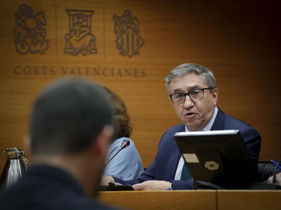 El conseller José Antonio Rovira comparece en Les Corts
