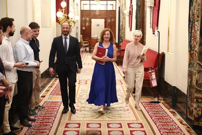 (I-D) El vicepresidente primero del Congreso, Alfonso Rodríguez Gómez de Celis; la presidenta del Congreso, Francina Armengol; y la portavoz adjunta del PSOE en el Congreso, Isaura Leal; a su llegada a la reunión de la Mesa del Congreso de los Diputados, 