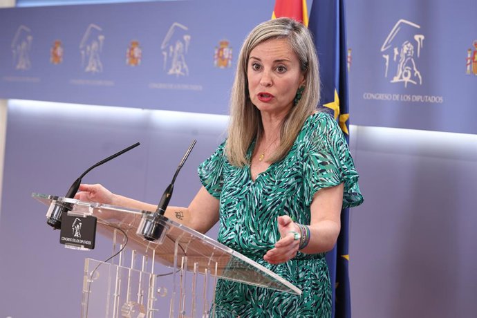 A porta-voz do Sumar no Congresso, Verónica Martínez Barbero, durante uma coletiva de imprensa no Congresso dos Deputados, em 26 de maio de 2026, em Madri (Espanha).