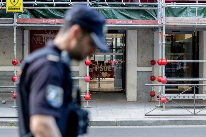 Um agente da Polícia Nacional em frente à sede nacional do PSOE em Ferraz, em 27 de maio de 2026, em Madri (Espanha). Agentes da Unidade Central Operativa (UCO) da Guarda Civil compareceram na manhã desta quarta-feira à sede federal do 