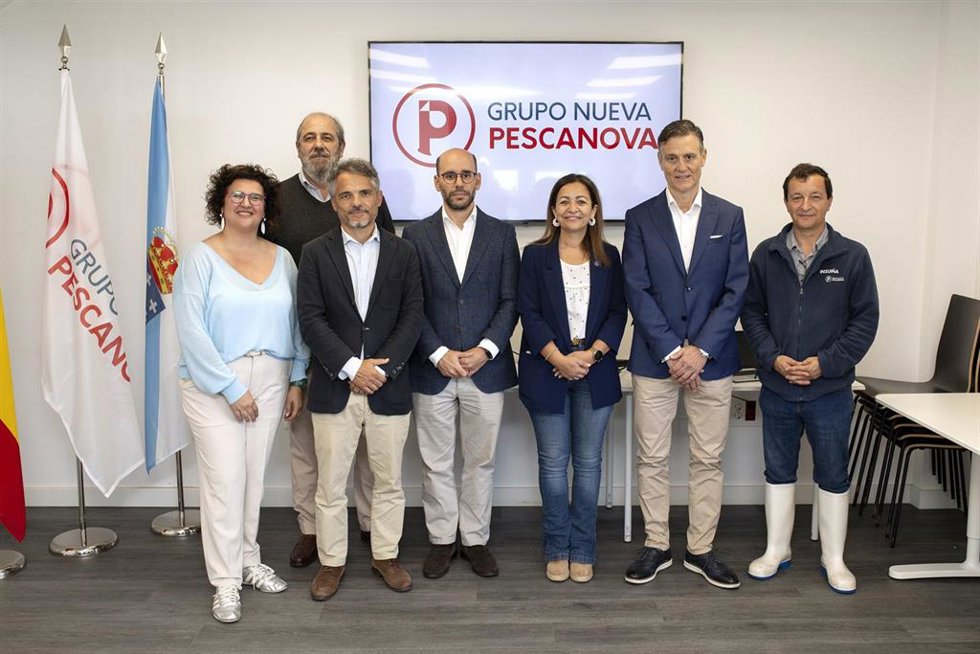 La conselleira do Mar, Marta Villaverde, ha visitado este jueves las instalaciones de Insuiña-Mougás, en Oia (Pontevedra).