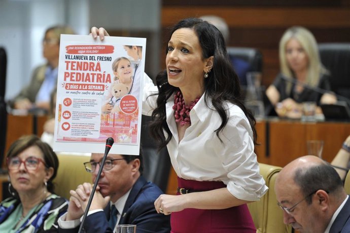 A secretária de Saúde e Assistência à Dependência, Sara García Espada, mostra um cartaz de Villanueva del Fresno em que se comemora a conquista do serviço de pediatria na cidade.