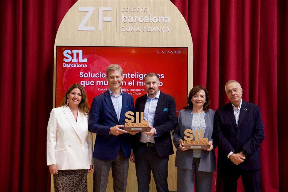 El presidente ejecutivo del CZFB y presidente del SIL, Pere Navarro, la directora general del CZFB y del SIL, Blanca Sorigué, han entregado los Premios SIL a la Mejor Innovación 2026