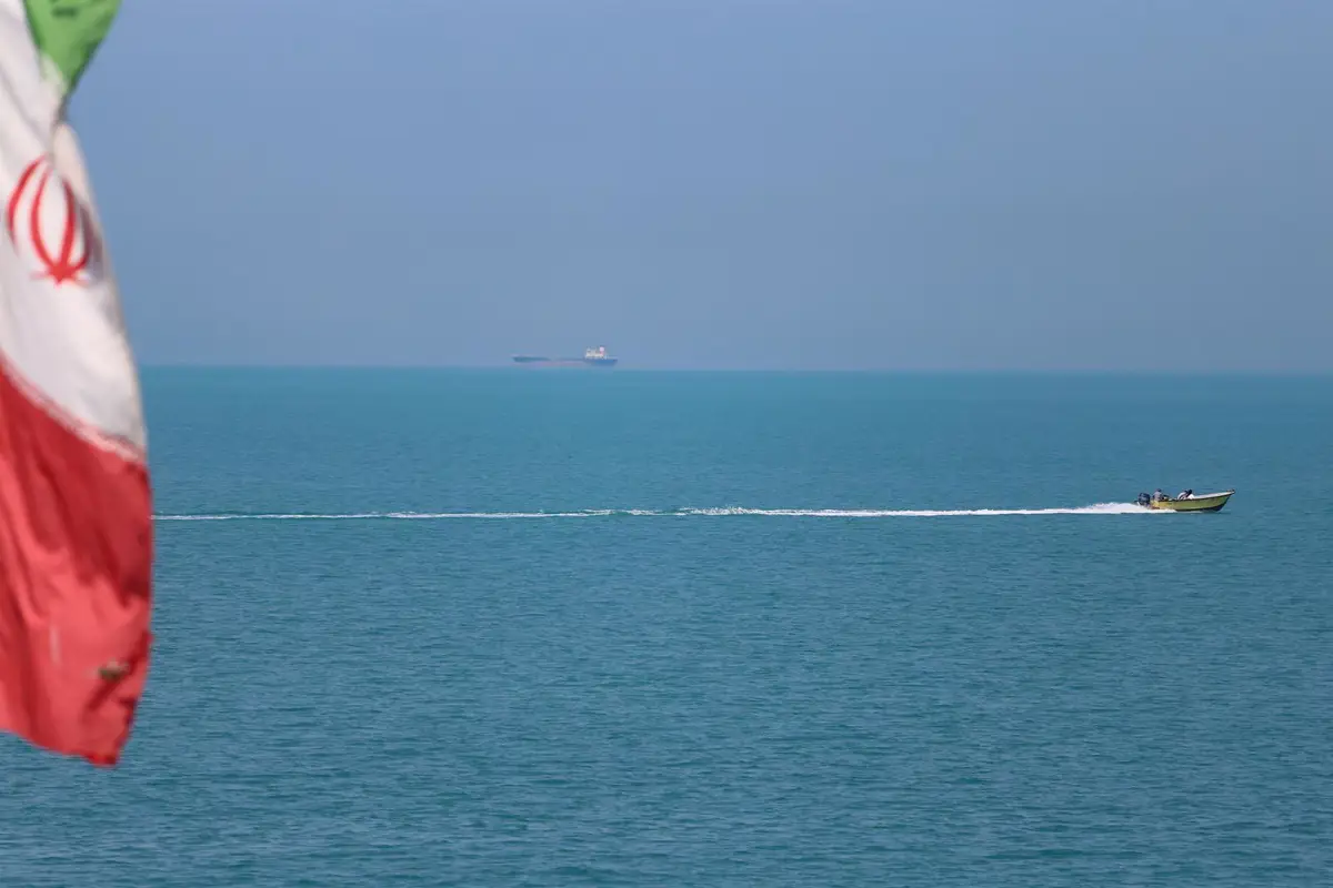 Barco con bandera iraní en el golfo Pérsico