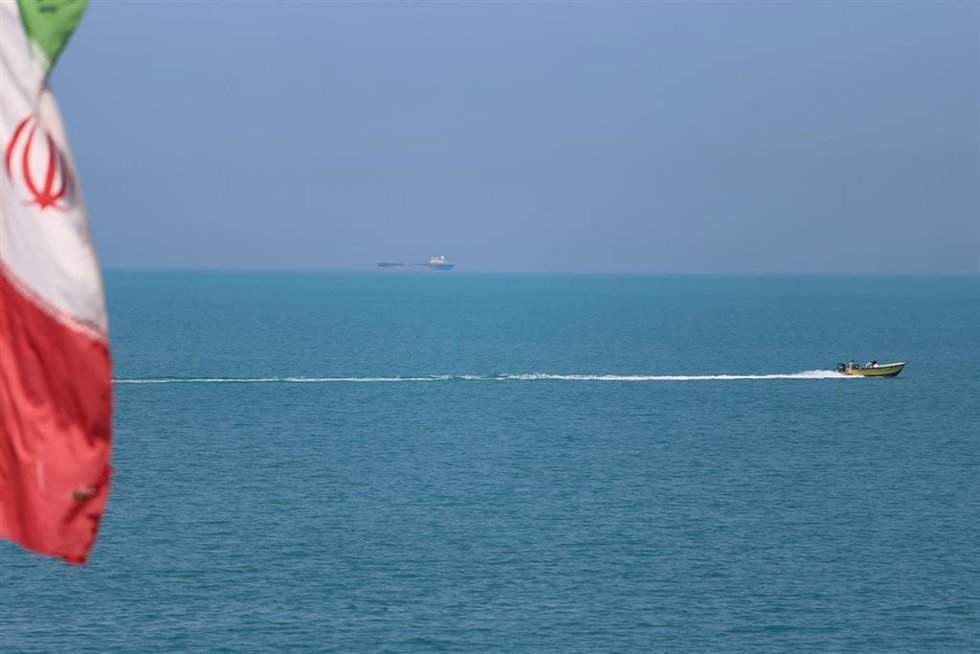 Archivo - Un barco navega mientras ondea la bandera iraní en la costa norte del golfo Pérsico, en la ciudad portuaria de Bushehr, en el sur de Irán
