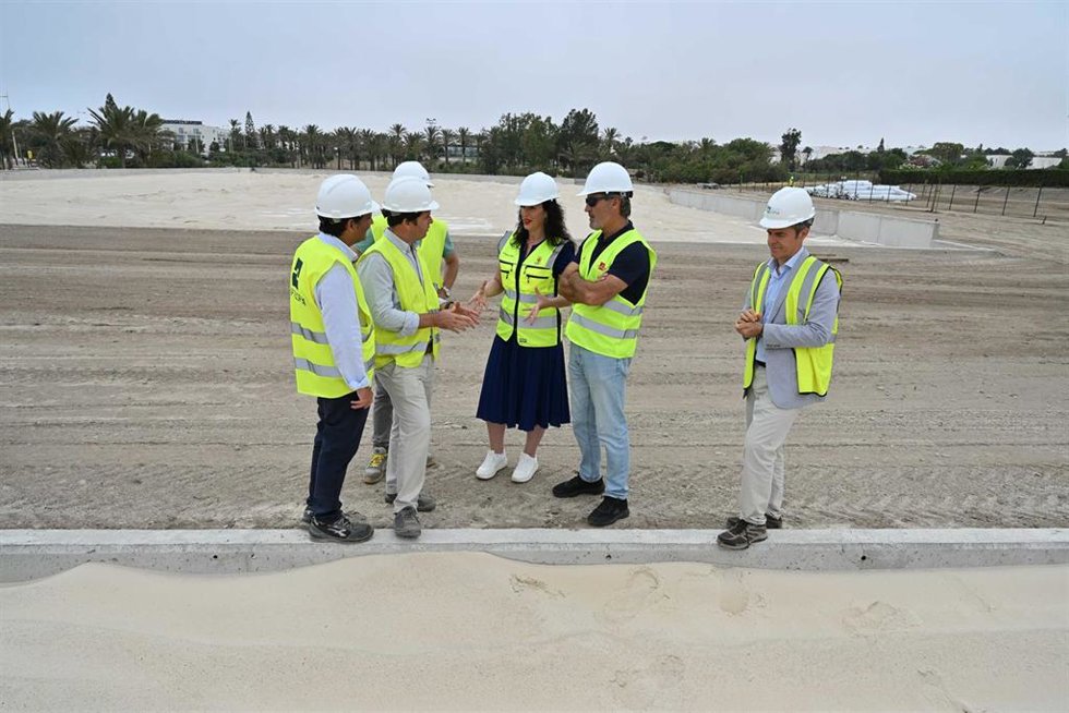 La alcaldesa de Almería, María del Mar Vázquez, visita las obras del Arena Center de El Toyo de Almería.