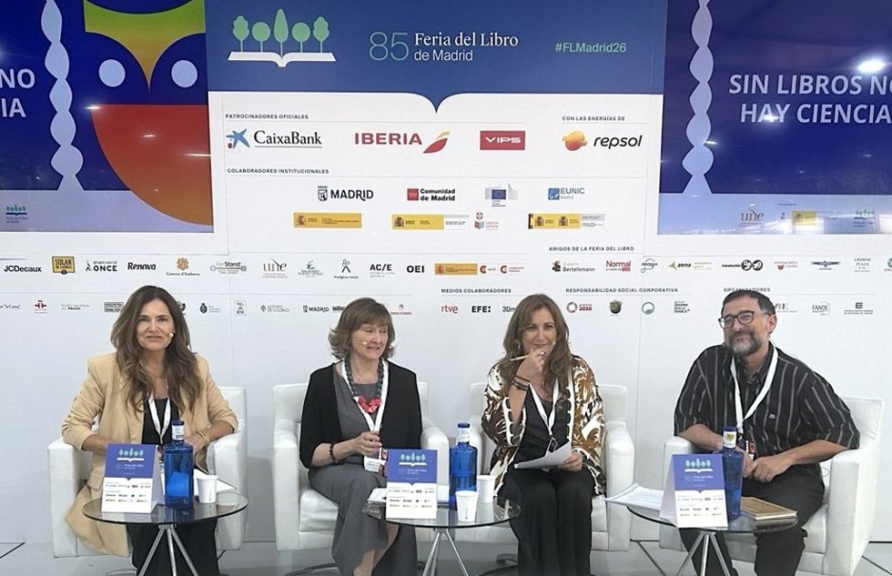 La vicerrectora de Proyección Universitaria, Joaquina Castillo (izquierda), en la Feria del Libro de Madrid.