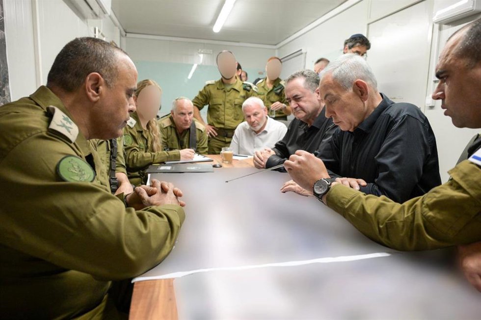 Benjamin Netanyahu e Israel Katz, junto a mandos militares israelíes