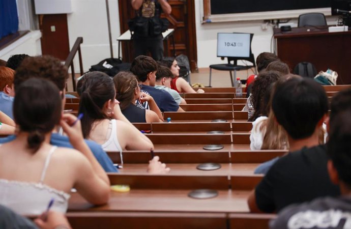 Imágenes de la primera jornada de la Prueba de Acceso a la Universidad (PAU) de 2026 en Sevilla. 