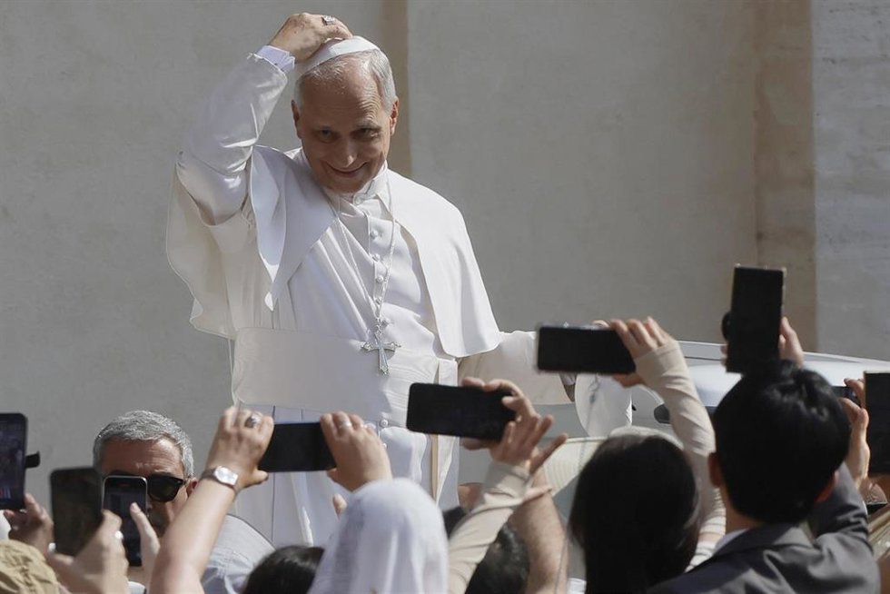 Archivo - Udienza Generale  Papa Leone XIV benedice  uno zucchetto offerto da un fedele  - CittË† del Vaticano  Ñ Mercoled' 18 Giugno 2025 - Cronaca ( photo Cecilia Fabiano / LaPresse)..General Audience Pope Lion XIV blessing a skullcap offered by faithfu