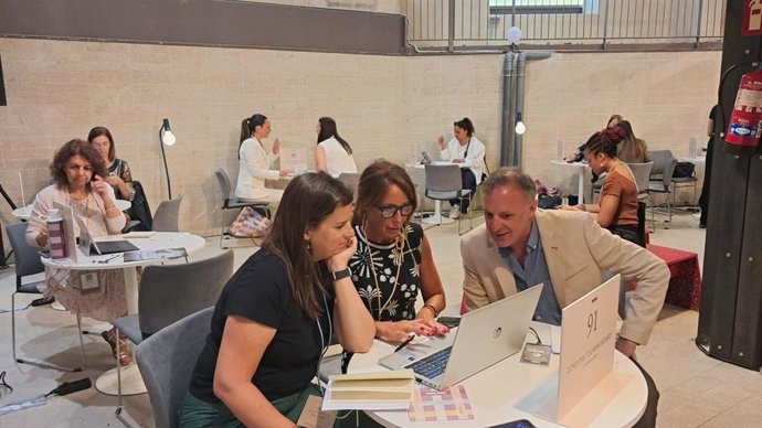 La teniente de alcalde delegada de Turismo del Ayuntamiento de Córdoba, Marián Aguilar, y personal del Imtur en Emotions Travel Show, uno de los encuentros internacionales relevantes del sector turístico de alta gama celebrado en Madrid.