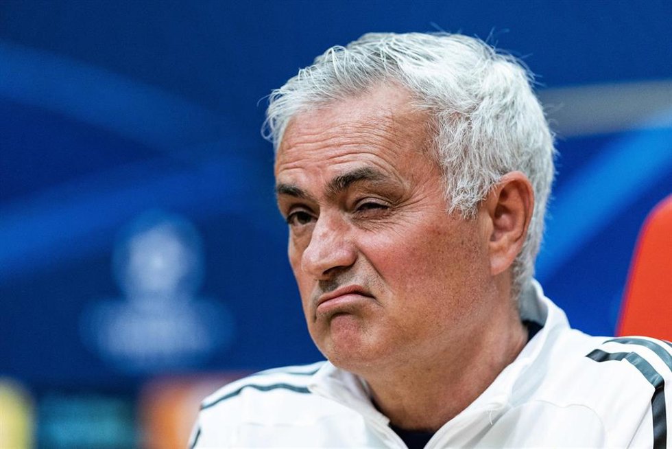 Archivo - El entrenador del Benfica José Mourinho, en rueda de prensa.