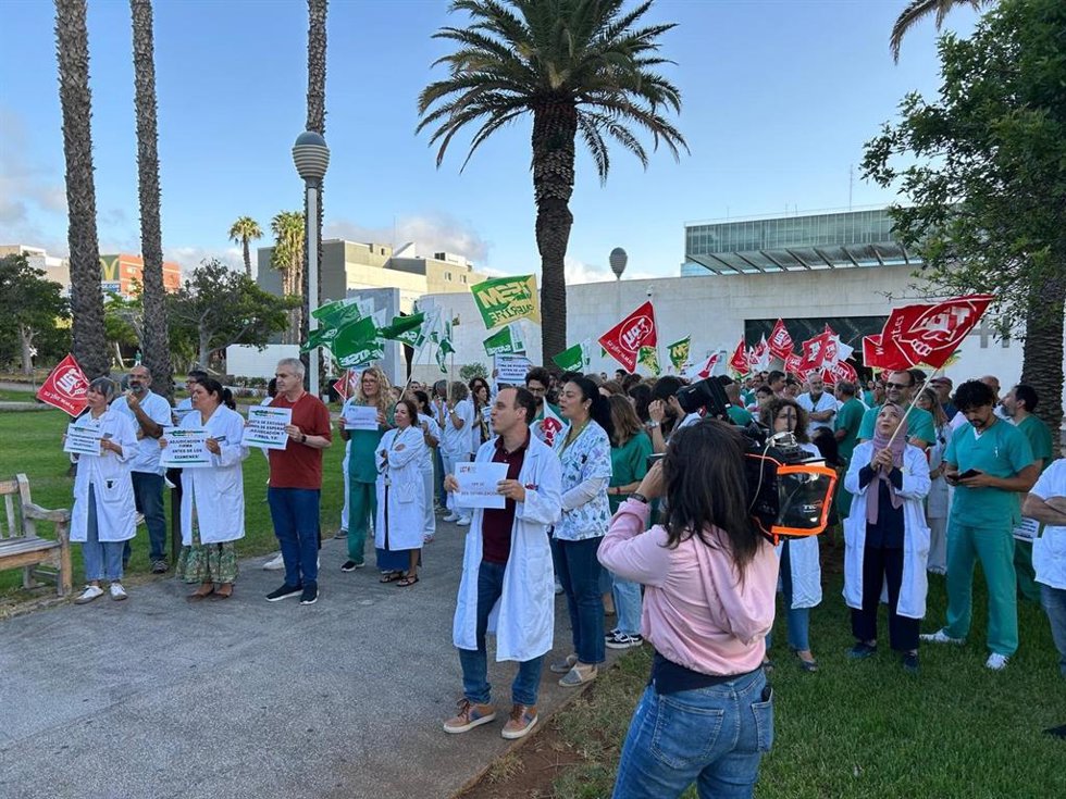 Archivo - Concentración de médicos ante el Hospital Universitario de Canarias