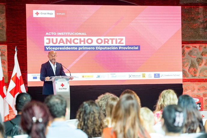 El vicepresidente primero de la Diputación de Cádiz, Juancho Ortiz, en la inauguración de la Feria del Empleo de Cruz Roja