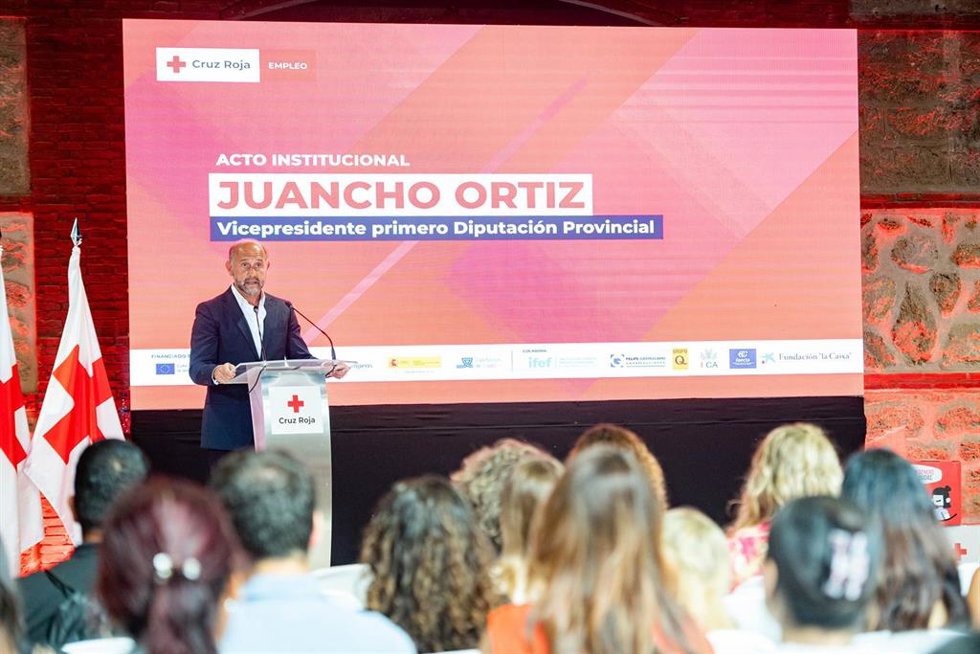 El vicepresidente primero de la Diputación de Cádiz, Juancho Ortiz, en la inauguración de la Feria del Empleo de Cruz Roja