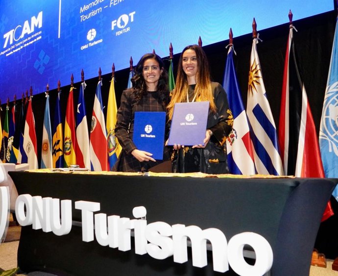 Secretaria General de ONU Turismo, Shaikha Nasser Al Nowais, y la Presidenta de la asociación civil FEMTUR, Yanina Martínez