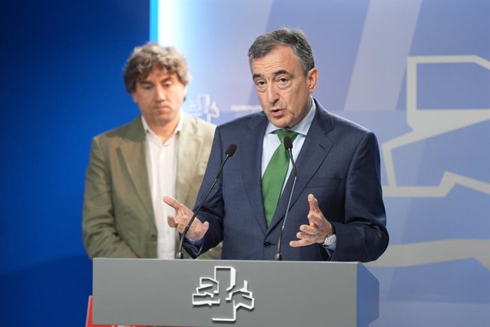 (da esquerda para a direita) O secretário-geral do PSE-EE, Eneko Andueza, e o presidente do EBB, Aitor Esteban, durante a apresentação da Proposta de Lei sobre medidas urgentes de simplificação e agilização para a atividade econômica sustentável, no Parla