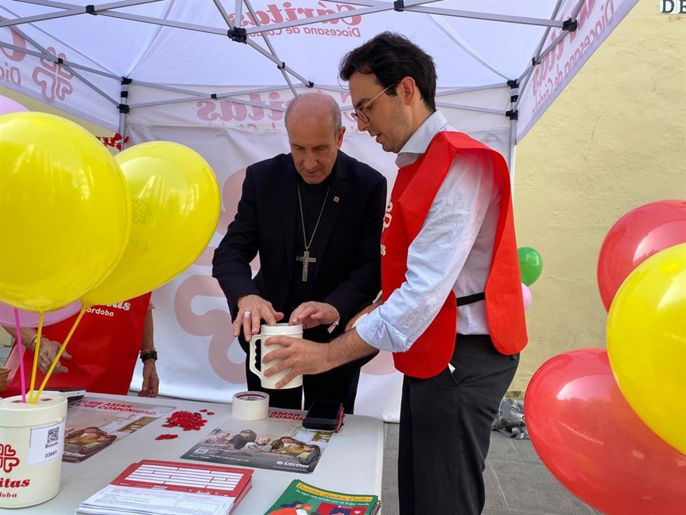 El obispo, junto a un responsable de Cáritas Diocesana, durante su participación en la cuestación del Corpus.