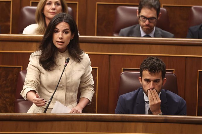 A porta-voz do Vox no Congresso, Pepa Millán, intervém durante uma sessão plenária no Congresso dos Deputados, em 27 de maio de 2026, em Madri (Espanha). A sessão plenária concentra-se no controle do governo por meio de perguntas da oposição. O